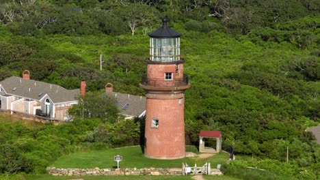 Disparo-De-Un-Dron-Orbitando-Alrededor-Del-Faro-De-Gay-Head-En-Martha&#39;s-Vineyard,-Massachusetts