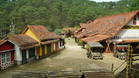 Französisches-Design,-Ethnische-Dorfgebäudearchitektur-In-Cu-Lan,-Da-Lat,-Vietnam