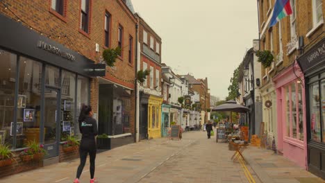 Foto-De-Tiendas-A-Ambos-Lados-De-Una-Calle-En-La-Pintoresca-Calle,-Distrito-De-Twickenham-En-Londres,-Inglaterra,-En-Un-Día-Nublado