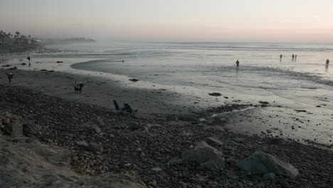 Una-Vista-De-Un-Pueblo-En-Una-Playa-En-Encinitas-California-Durante-La-Puesta-De-Sol.