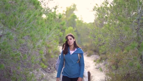 Murcia,-España,-15-De-Enero-De-2024:-Los-Excursionistas-Caminan-Por-Un-Sendero-De-Montaña-En-Medio-De-La-Naturaleza