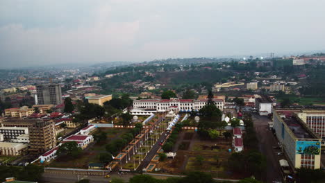 Toma-Aérea-De-Seguimiento-Frente-Al-Museo-Nacional-De-Yaundé,-Camerún,-África.