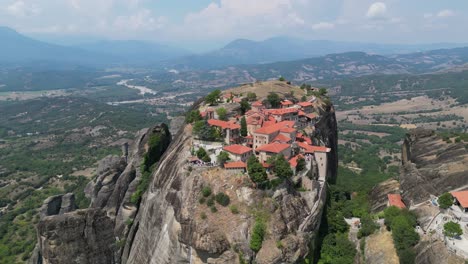 Meteora-Kloster-Auf-Dem-Griechischen-Festland-–-Beliebte-Touristenattraktion-Und-UNESCO-Weltkulturerbe-–-4K-Luftaufnahme