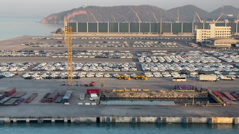 Szene-Mit-Ordentlich-Geparkten-Autos-Im-Hafen-Von-Laem-Chabang,-Dem-Wichtigsten-Tiefseehafen-Thailands,-Der-Universelle-Dienstleistungen-Für-Den-Weltweiten-Warenaustausch-Bietet