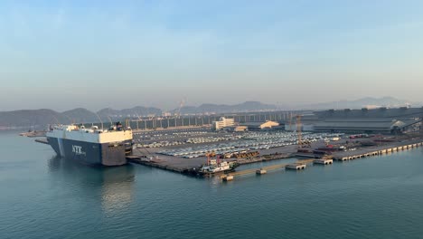 Sanft-Leuchtender-Hintergrund-Und-Frachtschiff,-Das-An-Einem-Bestimmten-Bereich-Im-Hafen-Von-Laem-Chabang,-Pattaya,-Thailand-Anlegt