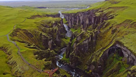 Drohnenaufnahme-Von-Fjaðrárgljúfur,-Einer-Atemberaubenden-Schlucht-In-Island-Im-Sommer