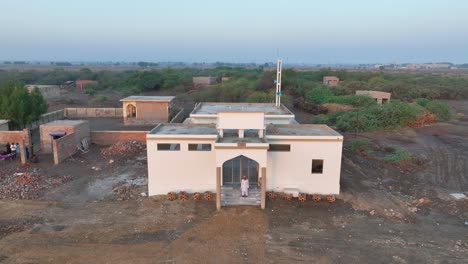 Morgendämmerung-über-Einem-Haus-Im-Dorf-Nawabshah,-Sindh---Luftaufnahme