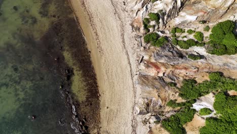 Vista-Aérea-Ascendente-De-La-Costa-De-Massachusetts-En-Un-Día-De-Verano