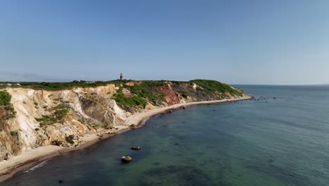 Amplia-Toma-De-Drones-De-La-Costa-Del-Viñedo-De-Martha-Con-El-Faro-De-Gay-Head-En-El-Horizonte.