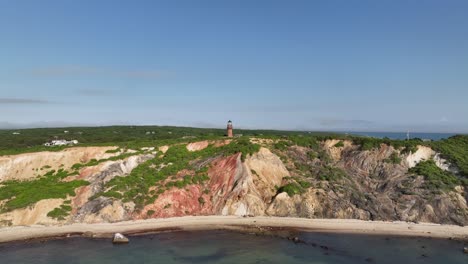 Drone-shot-pushing-towards-the-Gay-Head-Lighthouse-in-Martha's-Vineyard