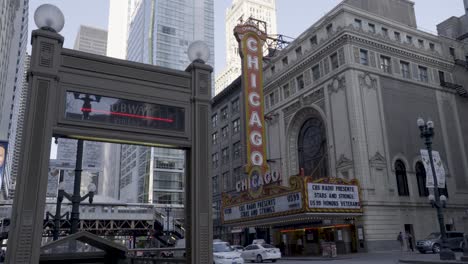 Cartel-Icónico-De-Marquesina-Del-Teatro-De-Chicago-Con-Bulliciosa-Actividad-Callejera-Y-Vías-De-Tren-Elevadas-Al-Fondo