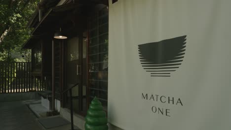 Pancarta-Exterior-De-La-Moderna-Tienda-De-Matcha-Con-Ventanas-Y-Puertas-De-Estilo-Asiático