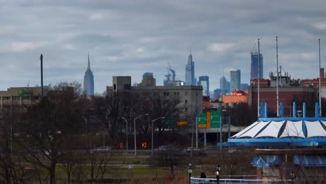 Eine-Luftaufnahme-Der-Ostseite-Von-New-York-City-Von-Overflushing-Meadows-Corona-Park-In-Queens-An-Einem-Bewölkten-Tag