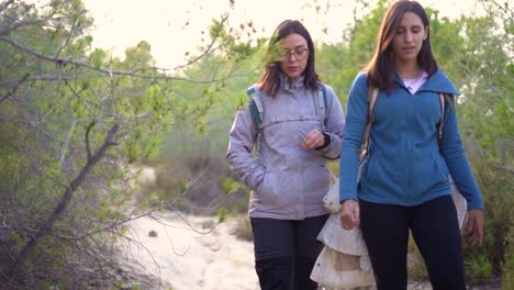 Murcia,-España,-15-De-Enero-De-2024:-Los-Excursionistas-Caminan-Por-Un-Sendero-De-Montaña-En-Medio-De-La-Naturaleza