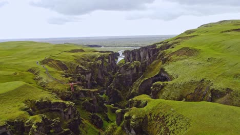 Weitwinkel-Drohnenaufnahme-Von-Fjaðrárgljúfur,-Einer-Atemberaubenden-Schlucht-In-Island-Im-Sommer