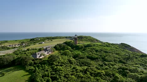 Weitwinkel-Drohnenaufnahme-Beim-Anflug-Auf-Den-Gay-Head-Lighthouse-In-Martha&#39;s-Vineyard,-Massachusetts