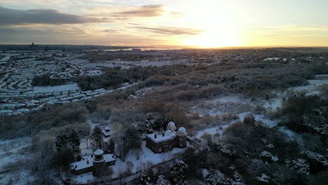 Schneesturm-In-Großbritannien-Sorgt-Für-Chaos-–-Blick-Auf-Merseyside-Vom-Bidston-Hill,-Wirral-–-Luftdrohne-Rotiert-Um-Das-Observatorium