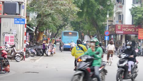 Calle-Bulliciosa-En-El-Centro-De-La-Ciudad,-Residentes-Que-Viajan-Diariamente.