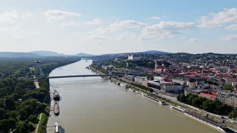 Vuela-Sobre-El-Río-Danubio-Con-Vista-Aérea-Del-Castillo,-El-Puente-Snp-Y-St