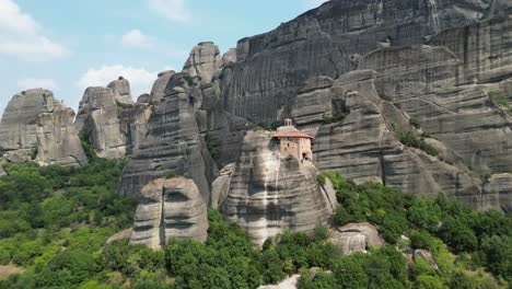 Meteora-Kloster-Und-Berge-In-Thessalien,-Griechisches-Festland---4K-Luftaufnahme