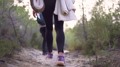 Murcia,-España,-15-De-Enero-De-2024:-Los-Excursionistas-Caminan-Por-Un-Sendero-De-Montaña-En-Medio-De-La-Naturaleza