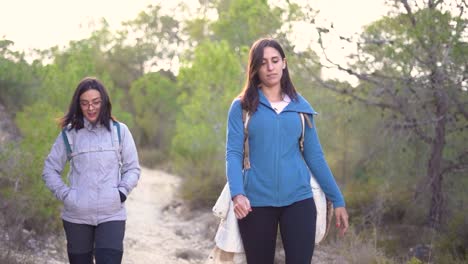 Murcia,-España,-15-De-Enero-De-2024:-Los-Excursionistas-Caminan-Por-Un-Sendero-De-Montaña-En-Medio-De-La-Naturaleza