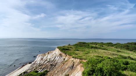 Drohnenaufnahme-Der-Weinbergklippen-Von-Martha-Mit-Blick-Auf-Das-Meer