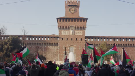 Manifestantes-Frente-Al-Castello-Sforzesco-De-Milán-Pidiendo-La-Liberación-De-Palestina.