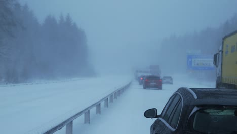 Zu-Starker-Schneesturm-Auf-Der-Rechten-Straßenseite,-Autos-Stehen-Im-Stau