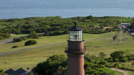 Toma-Aérea-En-órbita-Estrecha-Del-Faro-De-Gay-Head-En-Martha&#39;s-Vineyard