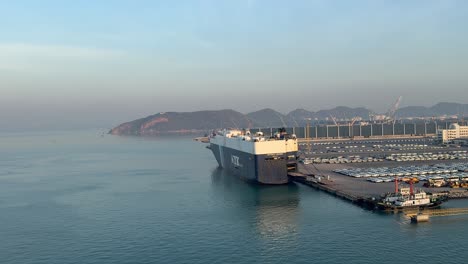 Frachtschiff-Legt-An-Einem-Ausgewiesenen-Bereich-Im-Hafen-Von-Laem-Chabang,-Pattaya,-Thailand-An