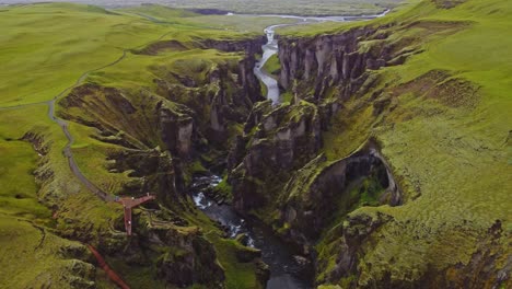 Toma-De-Drones-En-órbita-De-Fjaðrárgljúfur,-Un-Impresionante-Cañón-En-Islandia-Durante-El-Verano