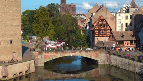 Der-Fluss-Ill-Fließt-In-Der-Nähe-Der-Türme-Ponts-Couverts-Im-Bezirk-La-Petite-France-An-Einem-Gemütlichen-Abend-Zur-Goldenen-Stunde