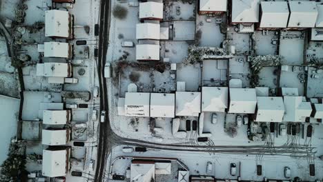 Ein-Eisiger-Schneestoß-In-Großbritannien-Sorgt-Für-Chaos-–-Wohnszene,-Drohne-Aus-Der-Luft-–-Gimbal-Nach-Dem-Autofahren-Heruntergefahren-Und-Dann-Wohnsiedlung-Sichtbar