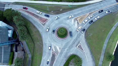 Vista-Aérea-De-Drones-De-Automóviles-Circulando-Por-Gosford-Waterfront-Rotonda-Estadio-Infraestructura-De-Transporte-Costa-Central-Australia