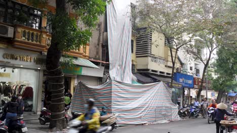 Ubicación-De-Una-Calle-De-La-Ciudad-Cubierta-Por-Un-Cordón-Policial-Después-De-Un-Trágico-Incendio-En-Un-Edificio.