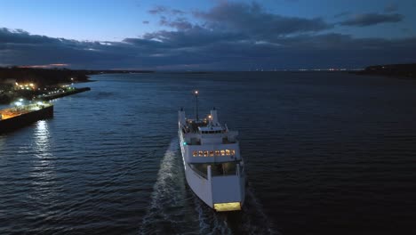 Una-Vista-Aérea-Del-Ferry-De-Port-Jefferson-Que-Sale-Durante-Una-Puesta-De-Sol-Colorida-Y-Nublada