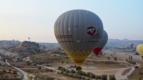 Globos-Aerostáticos-En-El-Paisaje-Montañoso-De-Capadocia,-Turquía---Toma-Aérea