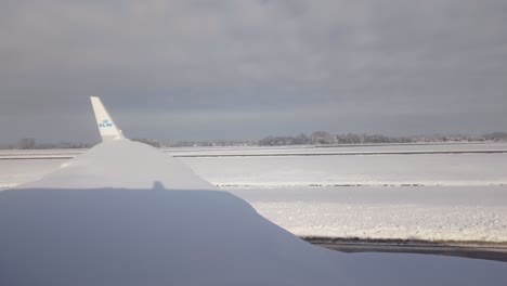 Ala-Cubierta-De-Nieve-De-Un-Avión-De-Pasajeros-En-Una-Calle-De-Rodaje-Nevada-Del-Aeropuerto-De-Munich-En-Alemania