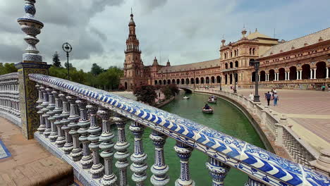 Kunstvoller-Marmorierter-Brückentorbogen-Mit-Weißen-Und-Blauen-Fliesen-Auf-Der-Plaza-De-Espana