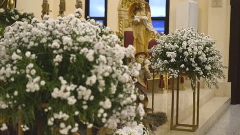 Gypsophila-paniculata-flower-arrangements-inside-the-San-Judas-Tadeo-Catholic-Church-in-Tegucigalpa,-Honduras