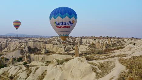 Globos-Aerostáticos-En-La-Pintoresca-Capadocia,-Pavo---Toma-Aérea-De-Drones