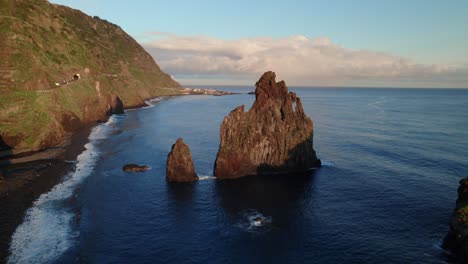 Luftdrohnenaufnahme-über-Dem-Meer-An-Der-Küste-Von-Ribeira-Da-Janela-Bei-Sonnenaufgang