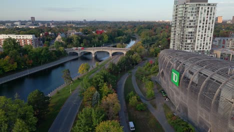 Vista-Aérea-Del-Paisaje-De-Drones-Del-Estadio-Td-Place-Campo-De-Deportes-Pasarela-Del-Parque-Fluvial-Canal-Rideau-Parque-Lansdowne-Ottawa-Canadá