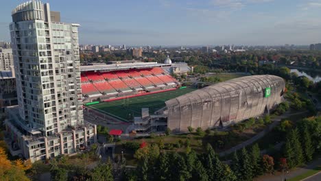 Td-Platzieren-Sie-Das-Fußballstadion-In-Einer-Aufschlussreichen-Luftaufnahme-Im-Herbst