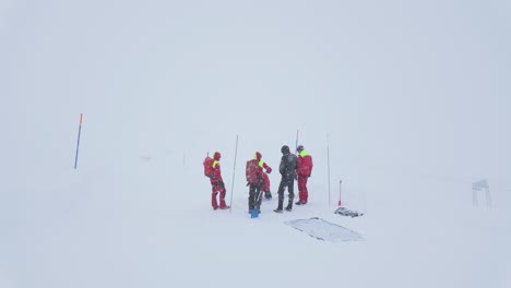 Such--Und-Rettungsteam-Im-Schneefall-Am-Berg-Zugspitze-In-Deutschland