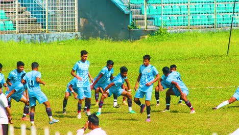 El-Equipo-De-Fútbol-Juvenil-De-Bangladesh-Calienta-Antes-De-La-Práctica.