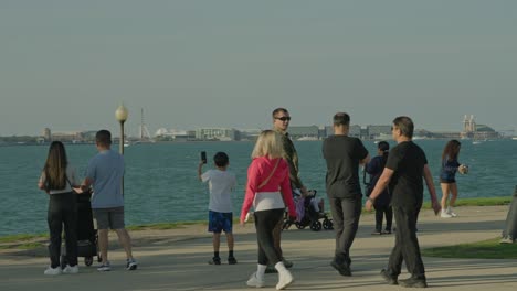 Personas-Con-Sobrepeso-En-Bicicleta-En-El-Planetario-Adler-Con-Chicago-En-Segundo-Plano.