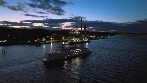 Una-Vista-Aérea-Del-Ferry-De-Port-Jefferson-Que-Sale-Durante-Una-Colorida-Puesta-De-Sol.