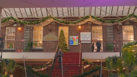 Famoso-Centro-De-Powerscourt-Townhouse-Decorado-Con-Adornos-Navideños-Y-Luces-En-South-William-Street,-Dublín,-Irlanda